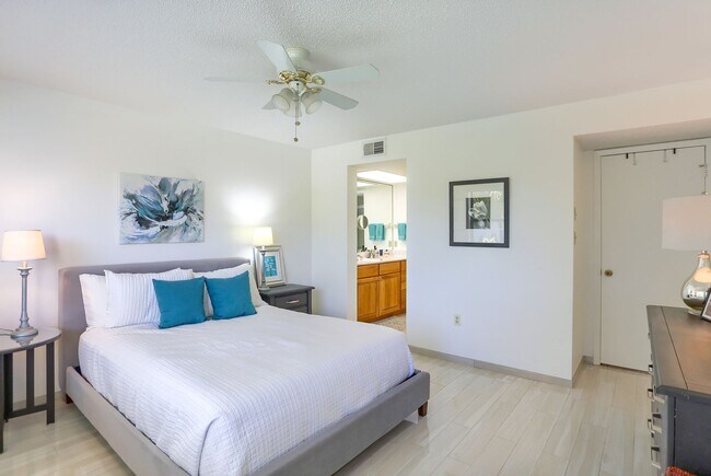 Building Photo - 2/2 UNFURNISHED Condo in Pasadena Cove. Ne...