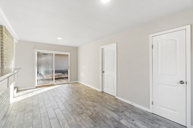 Building Photo - Gorgeous 5 bedroom, 2.5 bath House on a .88 Acre Lot in Fort Smith!