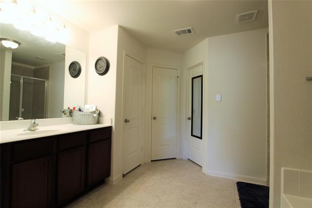 Building Photo - 2300 Sable Wood Dr