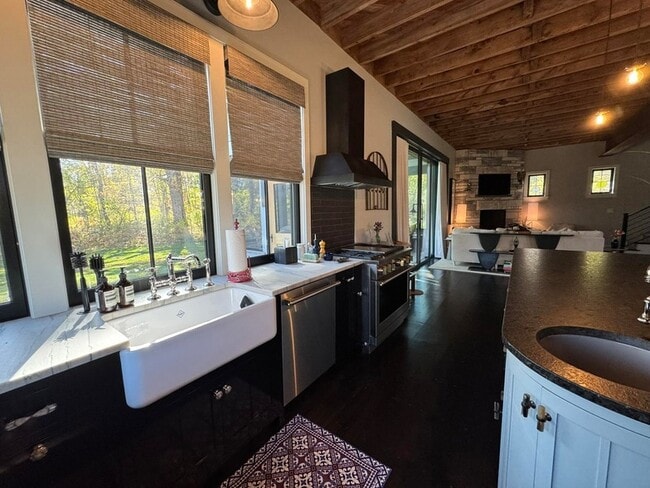 Building Photo - 57 Taconic Rd