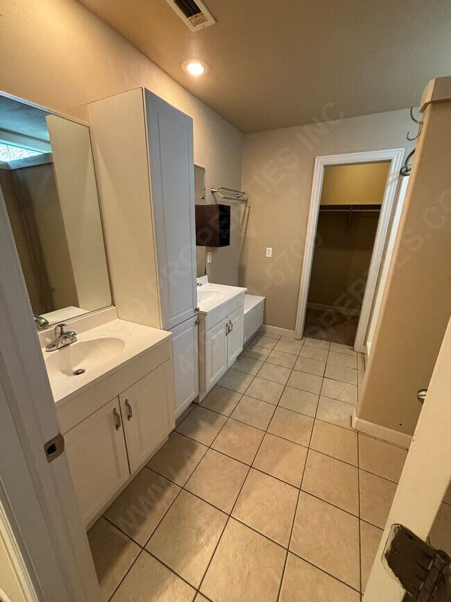 Building Photo - Spacious Living: 3 bed 1 bathroom Fayettev...