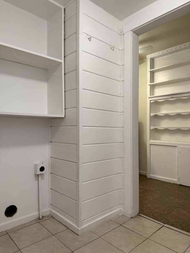 Building Photo - Sweet 2/1 Available NOW!!!