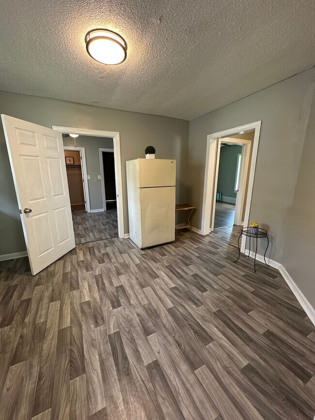 Building Photo - 3 Bed/ 1 Bath and move-in ready! www.PMCor...