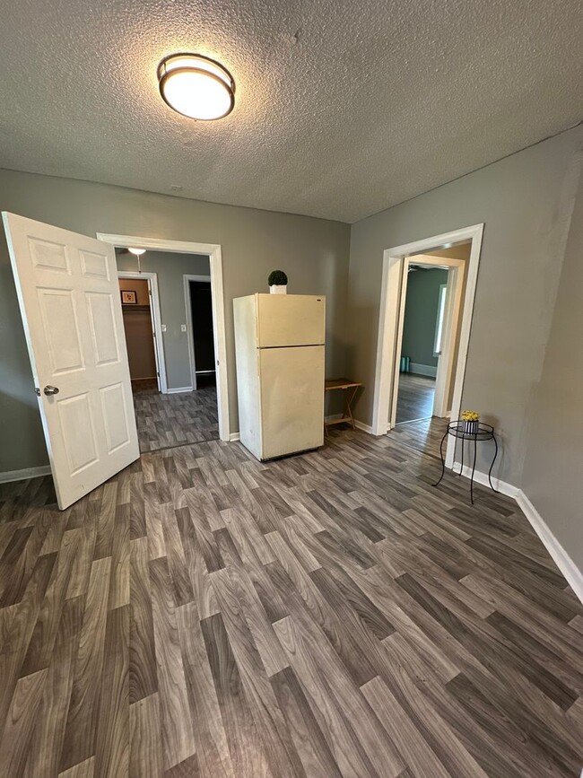 Building Photo - 3 Bed/ 1 Bath and move-in ready! www.PMCoreUSA.com submit guest card for showings!