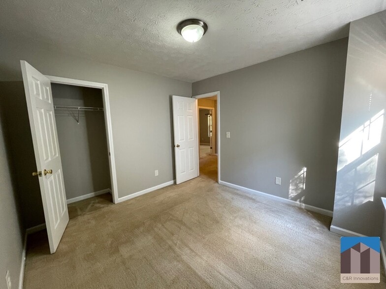 Building Photo - 2345 Delfern Dr