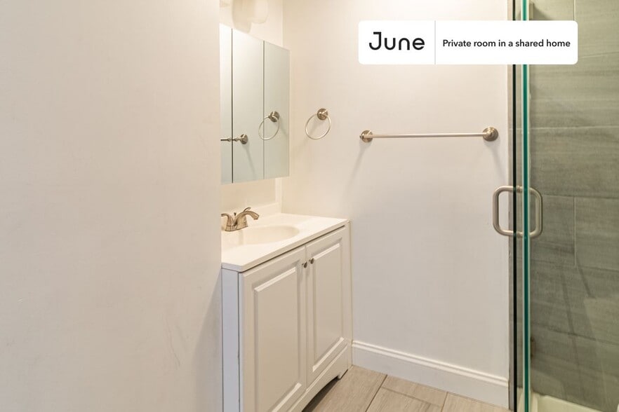 Building Photo - Room in Shared 6 bed/2 bath home in Somerville