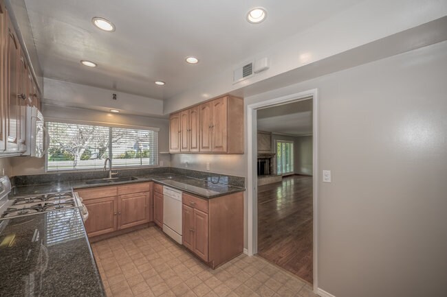 Building Photo - 832 Coolidge Dr