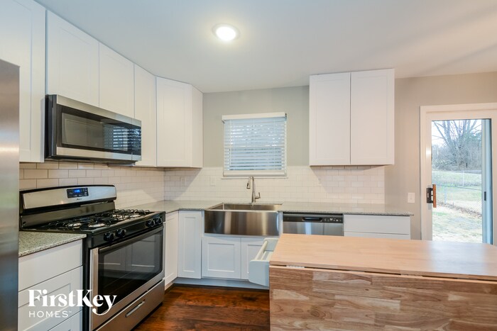 Building Photo - 22 Oak Forest Dr