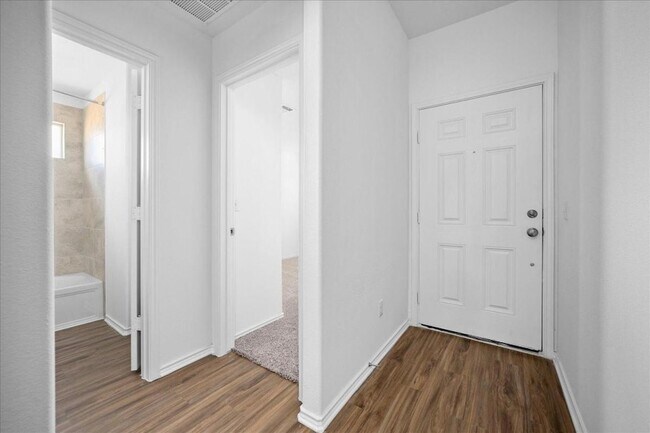 Building Photo - 404 Escondido Cir