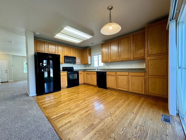 Building Photo - 3 Bedroom Home With Plenty of Space! Avail...