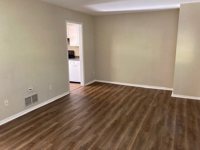 Building Photo - 3 BR 2.5 BA End Unit Townhouse