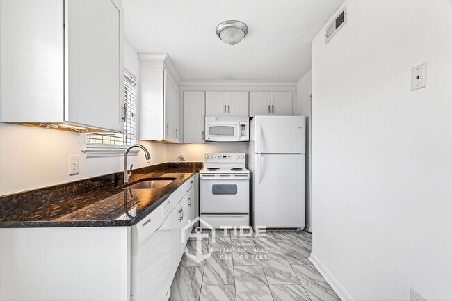 Building Photo - Comfortable Living Near Greenway Access