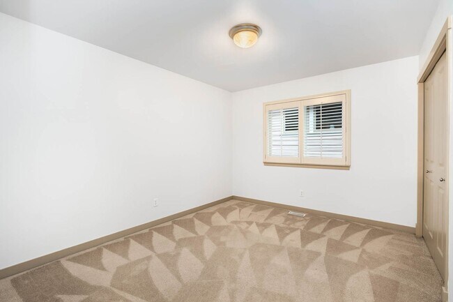 Building Photo - 23530 NE 13th Pl