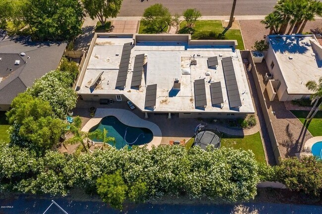 Building Photo - 8070 E Vía Bonita