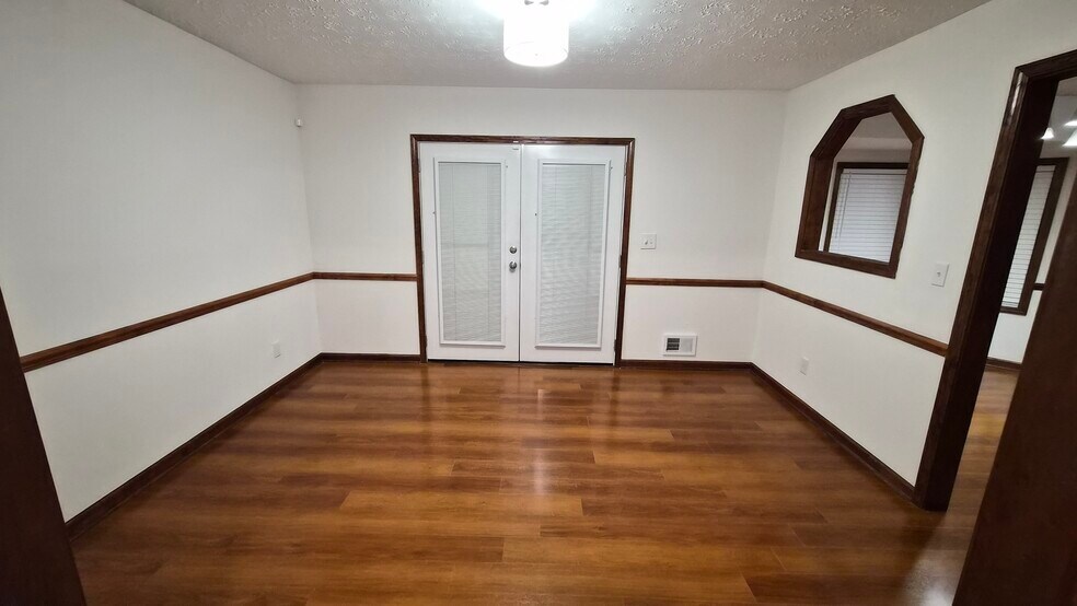 Building Photo - 490 Julius Dr