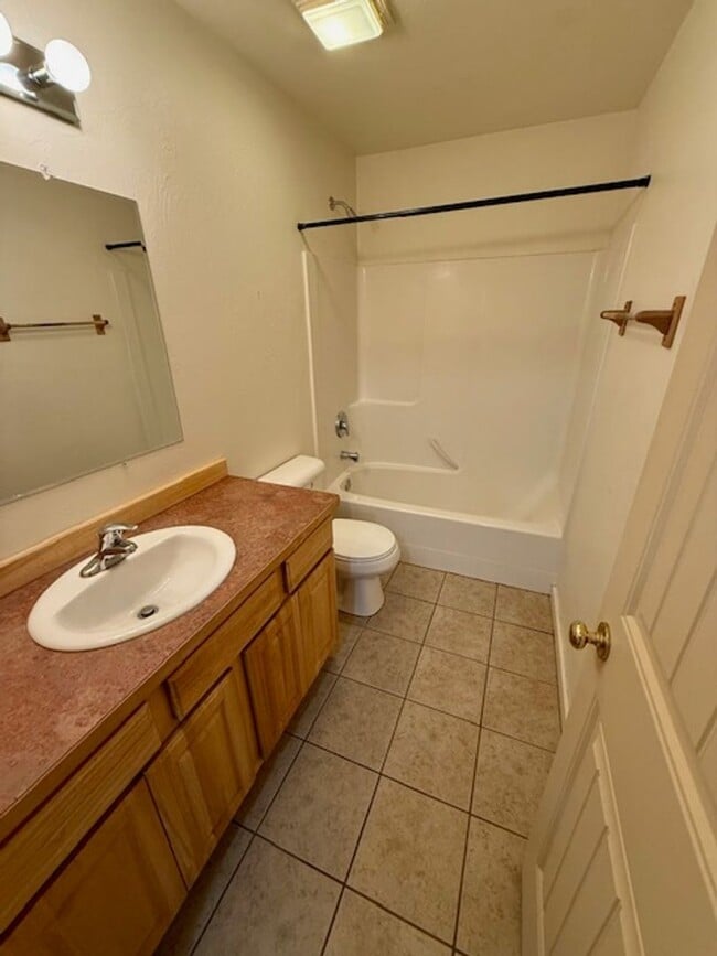 Building Photo - 2 Bedroom 1 Bathroom Apartment  NEW PRICE UPDATE