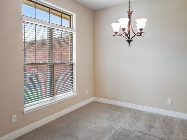 Building Photo - Clean and spacious home!