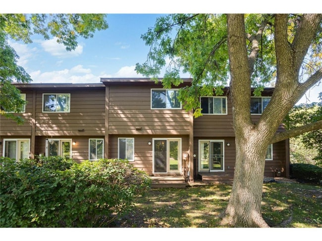 Building Photo - 2458 Crestwood Dr