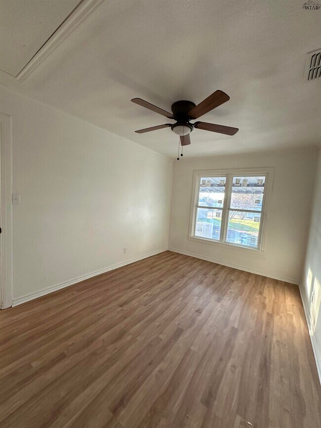 Building Photo - 3213 Hollywood Ave