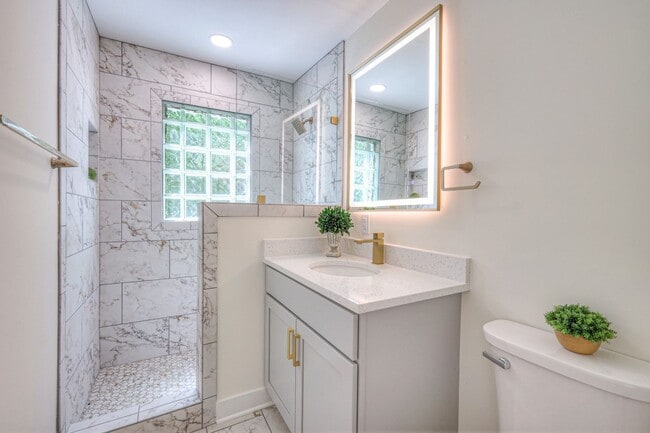 Building Photo - 203 W Cedar St