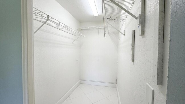 Building Photo - 220 Seville Dr