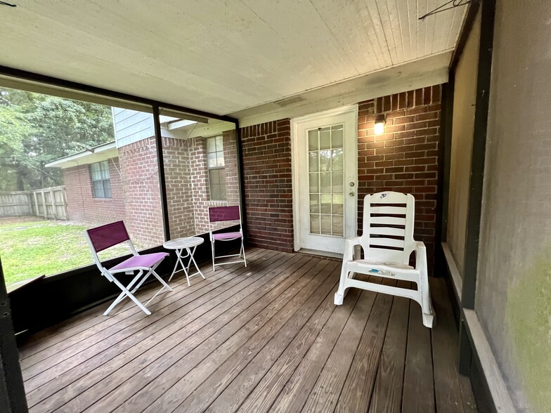 Screened back porch - 64 Island Dr