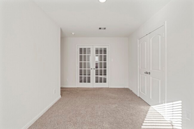 Building Photo - 15231 Central Lakes Dr