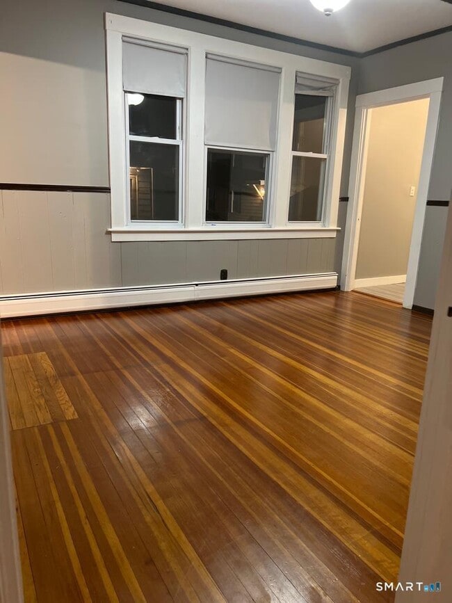 Building Photo - 10 Bank St