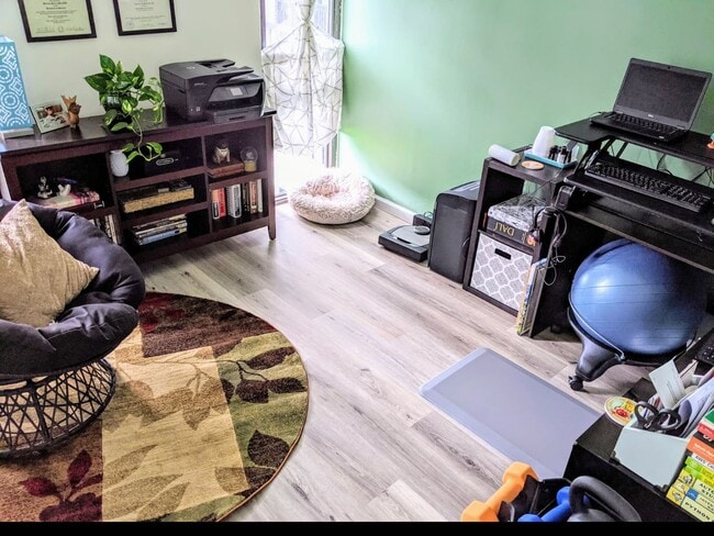 Building Photo - 3 bedrooms, 2 full bathrooms Quiet End Unit