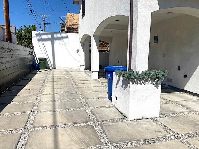 Building Photo - 4861 Mascot St