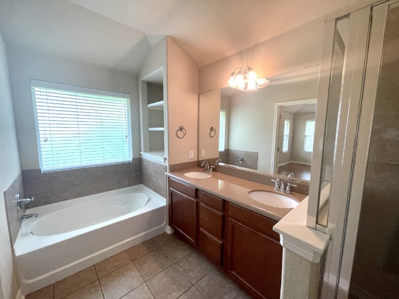 Building Photo - 4235 Fairmeadow Dr