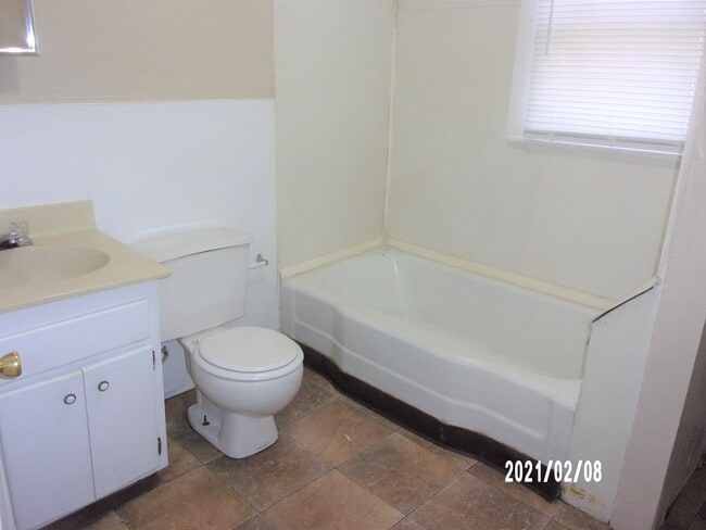 Building Photo - 2 Bedroom Apartment