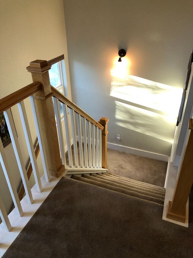 Building Photo - Charming 2br 1.5ba Two Level Condo in Dist...