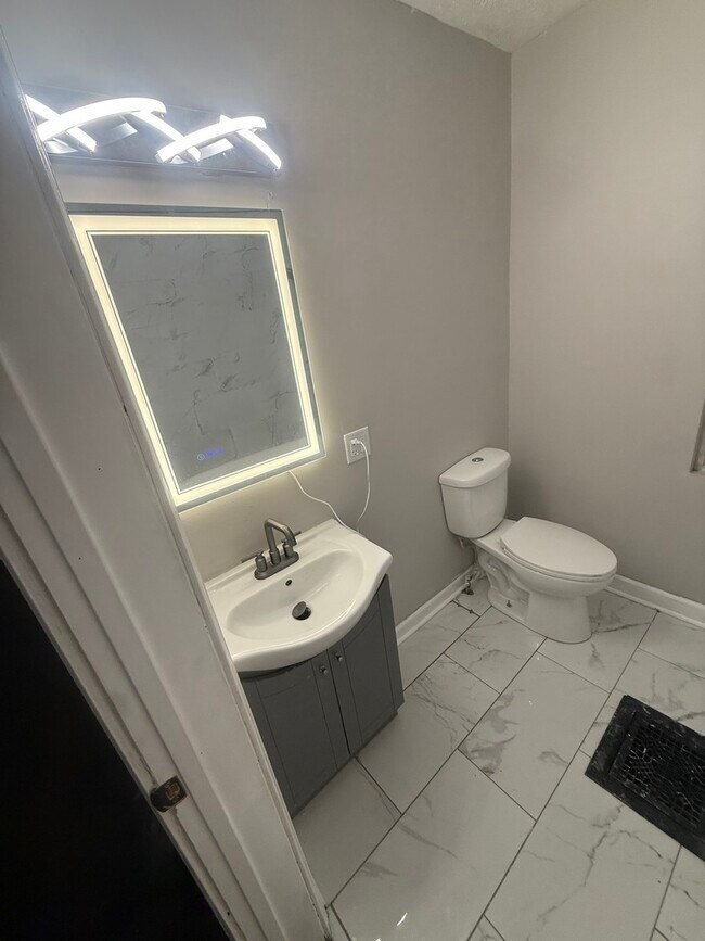 Building Photo - 746 N Schuyler Ave