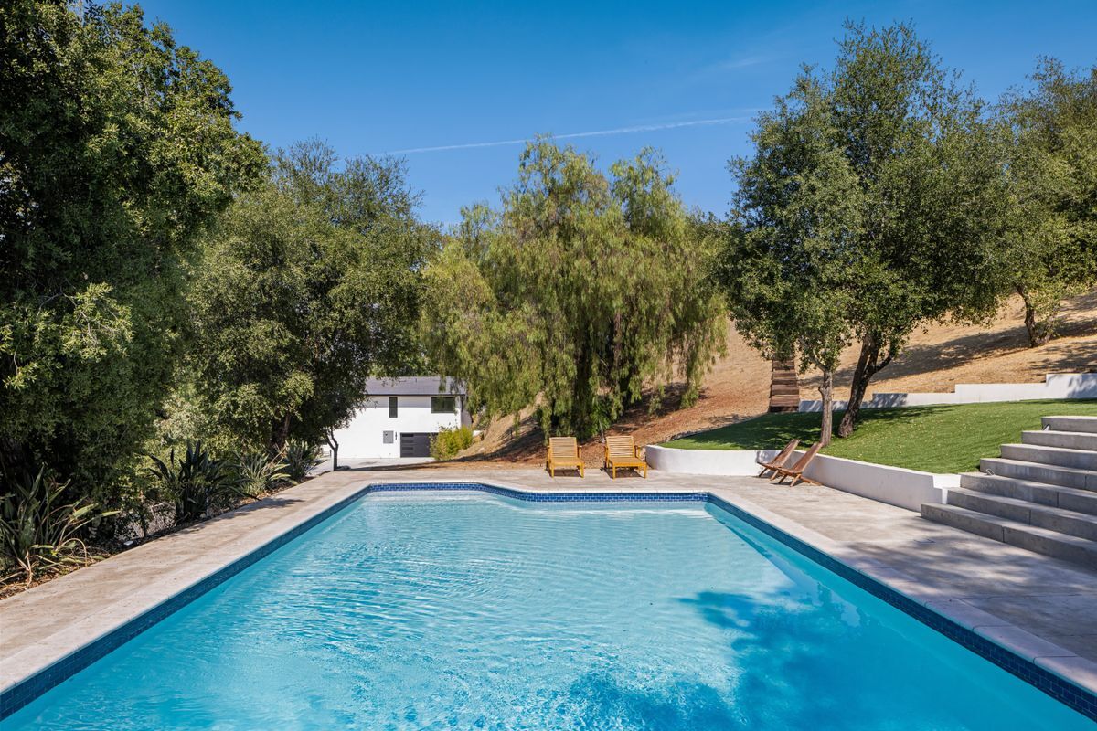 Building Photo - 9425 Gierson Ave