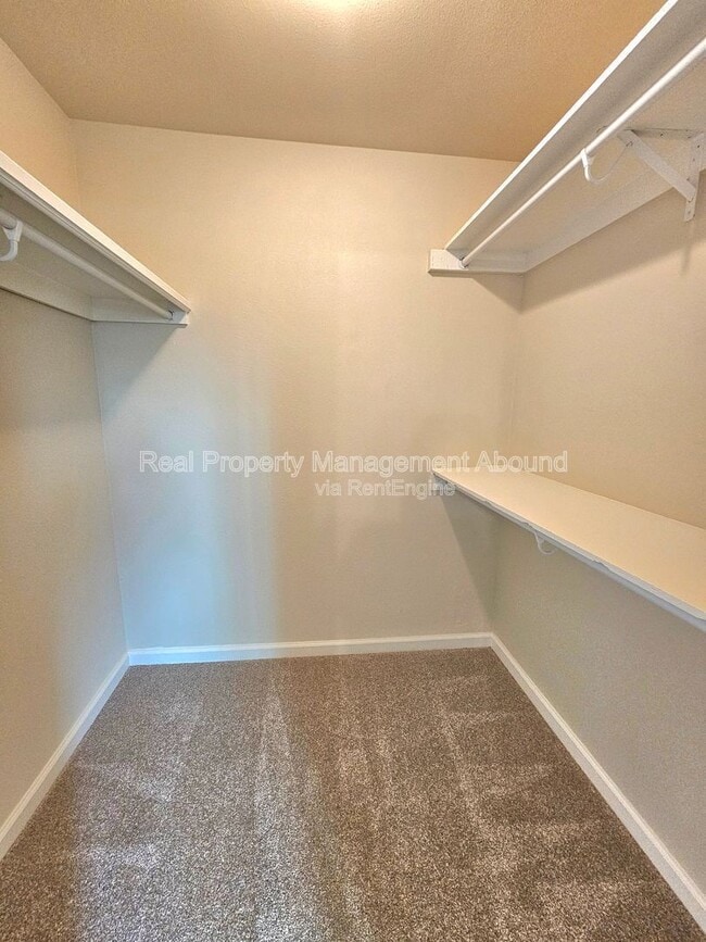 Building Photo - 1611 N Hickory Ave