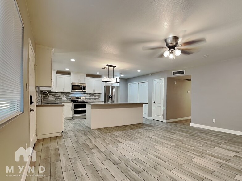 Building Photo - 548 E Royal Palms Dr