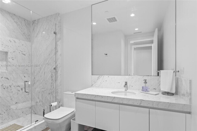 Building Photo - 17901 Collins Ave