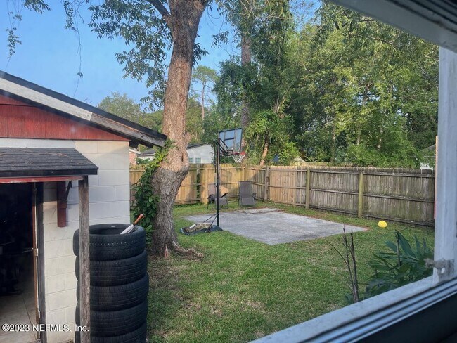 Building Photo - 1337 Menna St