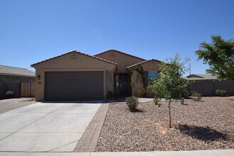 Building Photo - Impressive 4 bed 3 bath Circle Cross Home!