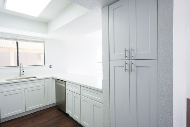 Building Photo - Stunning 3 Bed / 2.5 Bath Home w/ Loft, Two-Story Atrium & Remodeled Kitchen