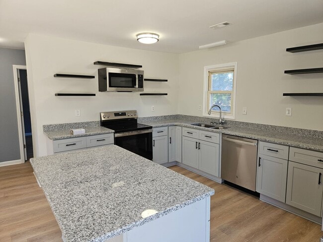 Building Photo - Beautiful Updated 2 bedroom, 1 bath home - Rocky Point