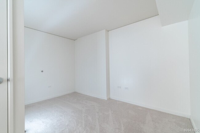 Building Photo - 2 BD/2 BA/2 Parking Condo in the Moana Pacific