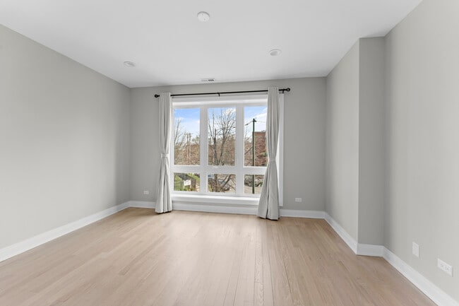 Building Photo - 7428 N Rogers Ave