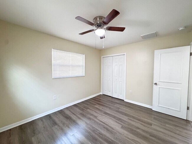 Building Photo - Charming 3/2 with Modern Updates