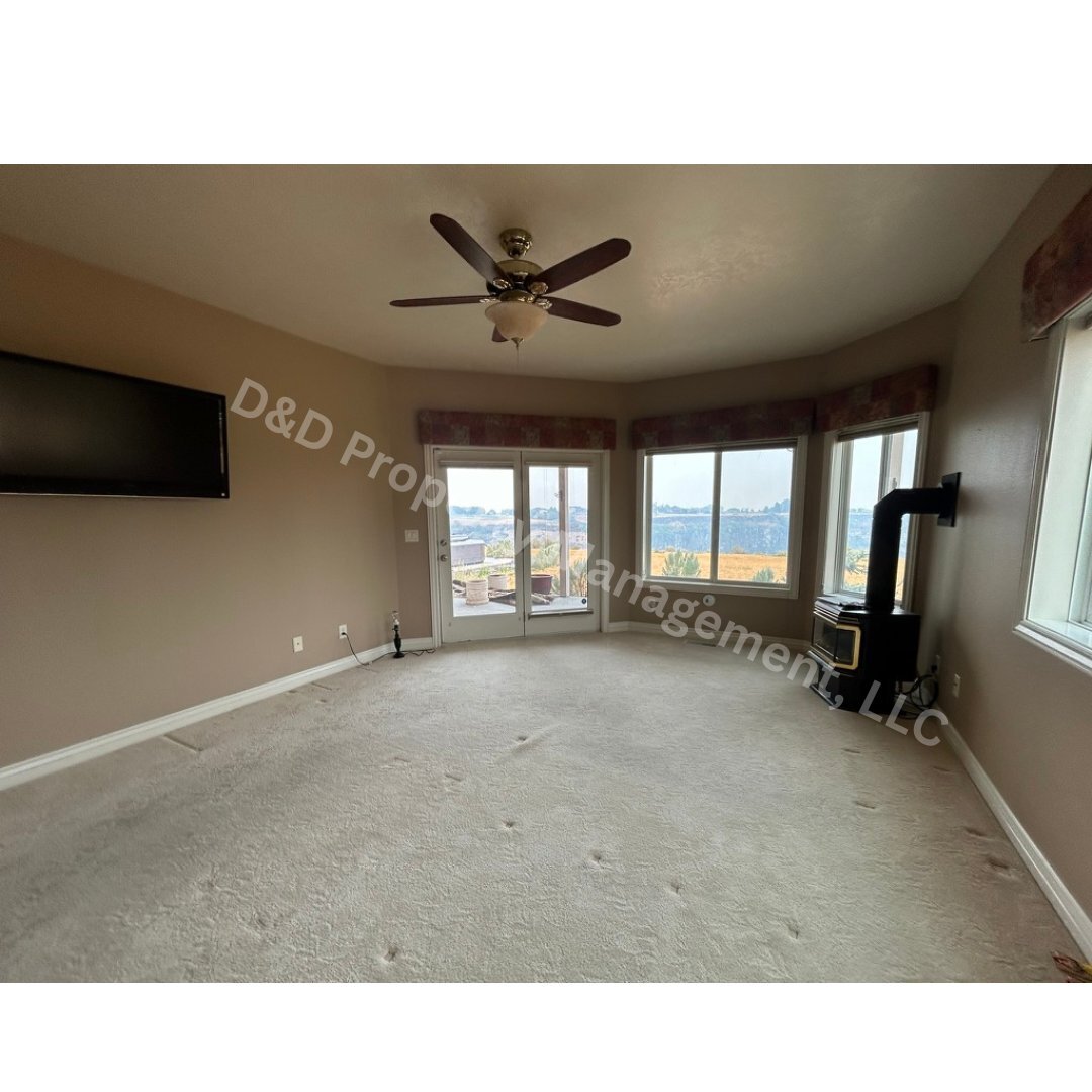 Building Photo - 568 Mahard Dr