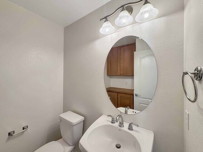 Building Photo - Spacious 2B/2.5BA Tri-Level Townhouse w/ 2...