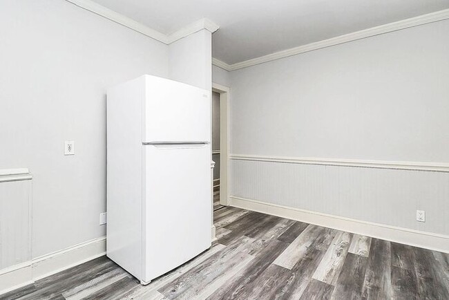 Building Photo - Charming 2BD/1BA Duplex Off West Blvd