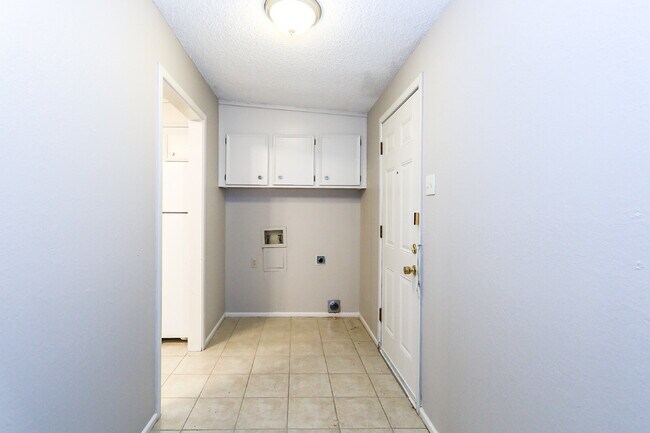 Building Photo - 2 Bedroom Duplex!