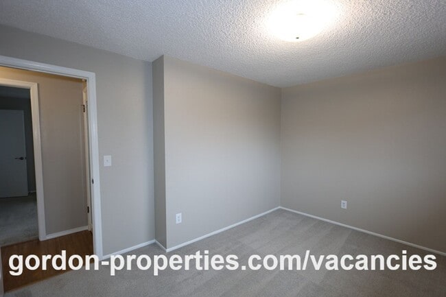 Building Photo - NE 22nd Ct - Gresham 4 bedroom split level home